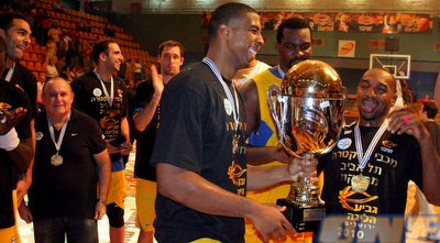 הנדריקס, שחורציאניטיס, שארפ והגביע בסיום (משה חרמון)