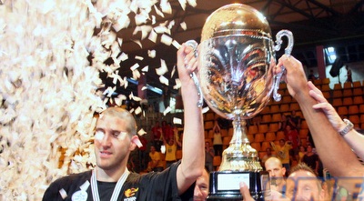 בורשטיין מקבל את הגביע. זכייה שניה של מכבי ת&qout;א בתואר (משה חרמון)