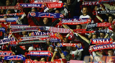 אוהדי ויסלה קראקוב. שרו את שמו של מליקסון בקולי קולות (GettyImages)