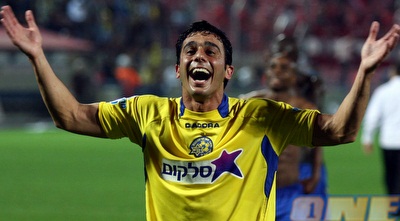 יוסי שבחון מאושר לאחר שער הניצחון ב-07/08 (ניר בוקסנבאום)