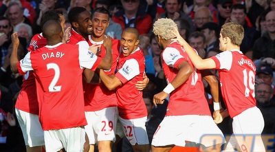 שחקני ארסנל מברכים את צ´מאח לאחר השער (GettyImages)