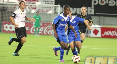 וויליאם נג´ובו מתקדם עם אלרואי כהן (משה חרמון)