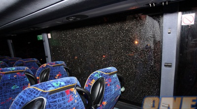 השמשה המנופצת של אוטובוס האוהדים (עמית מצפה) השמשה המנופצת של אוטובוס האוהדים (עמית מצפה)