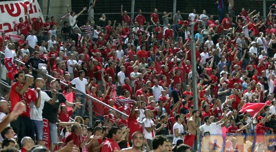 אוהדי הפועל ת&qout;א. אחד מהם הרים את הכפפה (רועי גלדסטון)