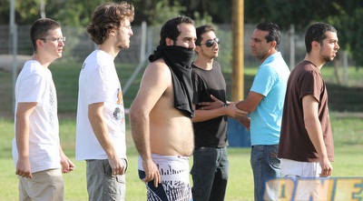 אוהדי הפועל פ&qout;ת מפוצצים את האימון (שי לוי) אוהדי הפועל פ&qout;ת מפוצצים את האימון (שי לוי)