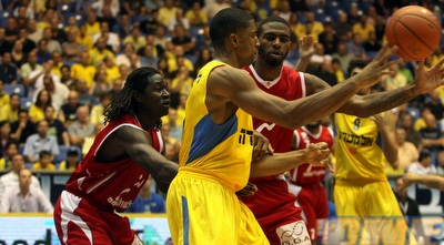 הנדריקס נשמר על ידי קרטר ו-ווילקרסון (יניב גונן)