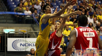 מקל מנסה להפריע לאליהו. הפורוורד מצטיין בינתיים (יניב גונן)