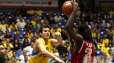 גיא פניני מנסה לחטוף לקרטר את הכדור (יניב גונן)