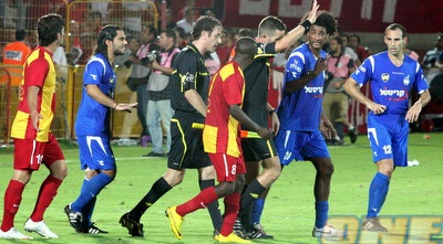 שחקני ב&qout;ש בורחים לאחר פיצוץ המשחק. &qout;לא מגיע להם פרס&qout; (משה חרמון)