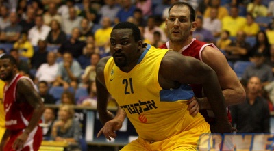 קוז´יקרו מנסה לשמור על שחורציאניטיס. 16 נקודות לענק היווני (יניב גונן)