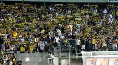 אוהדי בית&qout;ר. התפרעו בסיום המשחק (יניב גונן) אוהדי בית&qout;ר. התפרעו בסיום המשחק (יניב גונן)