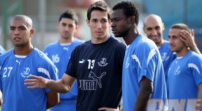 שחקני הפועל פ&qout;ת באימון (שי לוי)