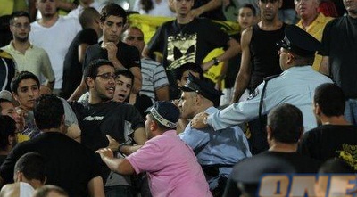 אלימות השוטרים (יניב גונן) אלימות השוטרים (יניב גונן)