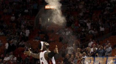 לברון מבצע את טקס הפתיחה המסורתי, הלילה (GettyImages)