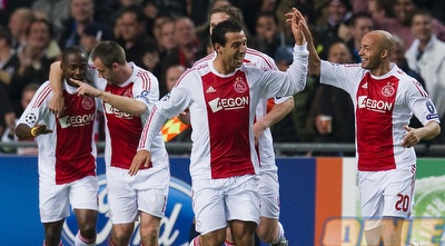 דמי דה זאו ושחקני אייאקס חוגגים (רויטרס)