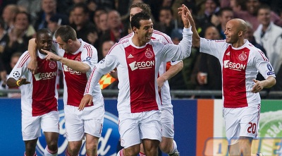 שחקני אייאקס חוגגים את השער (רויטרס) שחקני אייאקס חוגגים את השער (רויטרס)