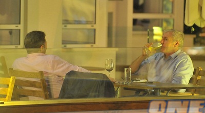 פרננדז לוגם ומקשיב לגאידמק (שוקה כהן)