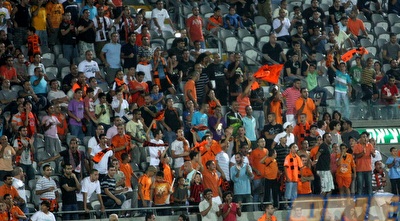 אוהדי בני יהודה. מתכננים מפגן עידוד בבלומפילד (יניב גונן)