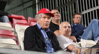 יואב כץ צופה בקבוצתו (עמית מצפה)