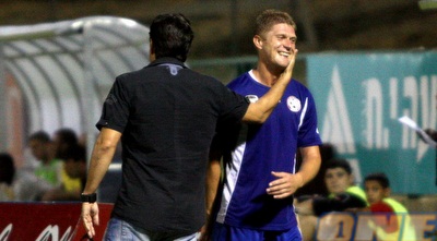 גיא עזורי ודארקו לובריץ&acute;. באתר נתנו סקירה על המאמן (יניב גונן)