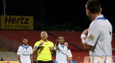 רפי דהאן רואה אדום מתבריזי ויורד לחדר ההלבשה (יניב גונן) רפי דהאן רואה אדום מתבריזי ויורד לחדר ההלבשה (יניב גונן)