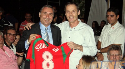 חריסטו סטויצ´קוב מציג את המספר 8 באירוע ההתרמה (משה חרמון)