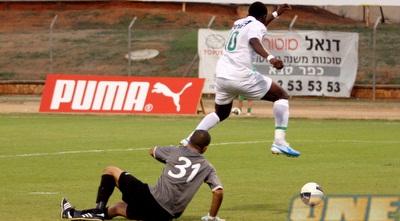 דופלה עובר את השוער (יניב גונן)