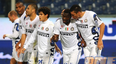 סולי מונטארי מקבל ברכות מחבריו על שער הניצחון (GettyImages)