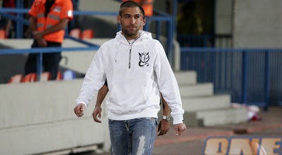 איתי שכטר הפצוע מגיע למשחק (רועי גלדסטון) איתי שכטר הפצוע מגיע למשחק (רועי גלדסטון)