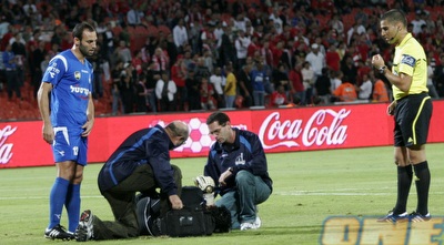 אוהד כהן פצוע ומקבל טיפול (רועי גלדסטון) אוהד כהן פצוע ומקבל טיפול (רועי גלדסטון)