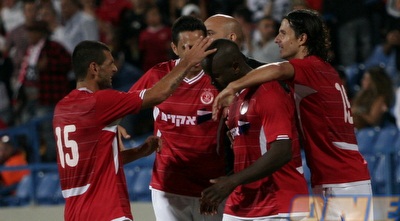 שחקני הפועל מברכים את תמוז (רועי גלדסטון) שחקני הפועל מברכים את תמוז (רועי גלדסטון)