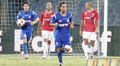 רביבו ואסולין רצים מהר למרכז המגרש לאחר השער (רועי גלדסטון) רביבו ואסולין רצים מהר למרכז המגרש לאחר השער (רועי גלדסטון)