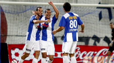 יוסי אופיר ודמארי חוגגים (יוסי ציפקיס)