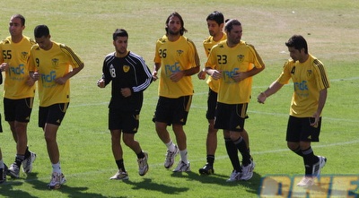 פרננדס ושחקני בית&qout;ר באימון (גיא בן זיו)