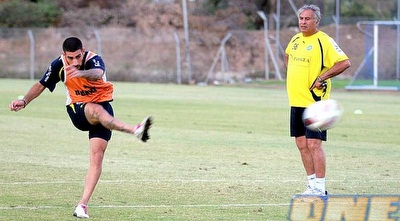 יוסי מזרחי צופה באלירן עטר. (ליאור טימור)