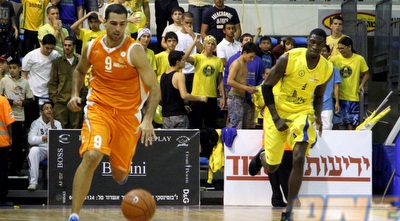 יהוא אורלנד עם הכדור (יוסי ציפקיס)