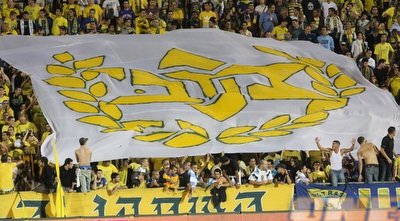 אוהדי מכבי תל אביב בקרית אליעזר. הגיעו בהמוניהם (עמית מצפה) אוהדי מכבי תל אביב בקרית אליעזר. הגיעו בהמוניהם (עמית מצפה)