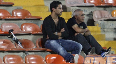 ברק יצחקי מודאג ביציע בקרית אליעזר (עמית מצפה) ברק יצחקי מודאג ביציע בקרית אליעזר (עמית מצפה)