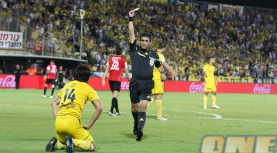 יואב זיו מקבל צהוב על התחזות (עמית מצפה) יואב זיו מקבל צהוב על התחזות (עמית מצפה)