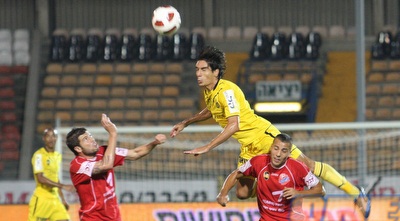 יואב זיו מתעופף לנגיחה (עמית מצפה)