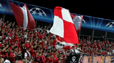 אוהדי הפועל בבלומפילד. ראו נקודה ראשונה בצ´מפיונס (שי לוי)