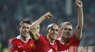 שחקני מנצ´סטר יונייטד חוגגים עם אוברטן (רויטרס)