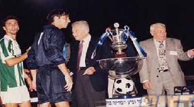 דוידוביץ´ מקבל את גביע המדינה מעזר וייצמן (ONE)