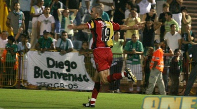 שי הולצמן חוגג את שערו מול מכבי חיפה. כבש מול דוידוביץ´ לא פעם