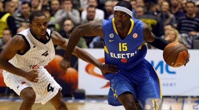 פרקינס בדרך אל הסל (GettyImages) פרקינס בדרך אל הסל (GettyImages)