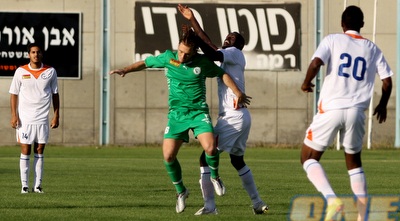 דידי אונגר נאבק עם ג´סטין זולו על כדור גובה בהברפלד (יניב גונן)