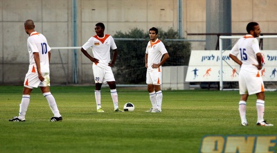 הפוזה הרווחת בקרב שחקני ראשל&qout;צ היום בהברפלד (יניב גונן)