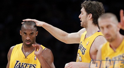 קובי בראיינט מקבל ליטוף מגאסול (רויטרס) קובי בראיינט מקבל ליטוף מגאסול (רויטרס)