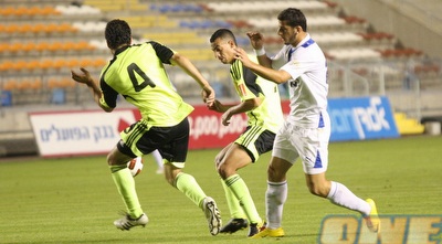 ביטון מול אייבינדר ואלבארס. החלוץ מעורב בכל המהלכים (גיא בן זיו)