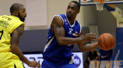 רומאו טראוויס שומר על לי ניילון.  (אתר המנהלת)